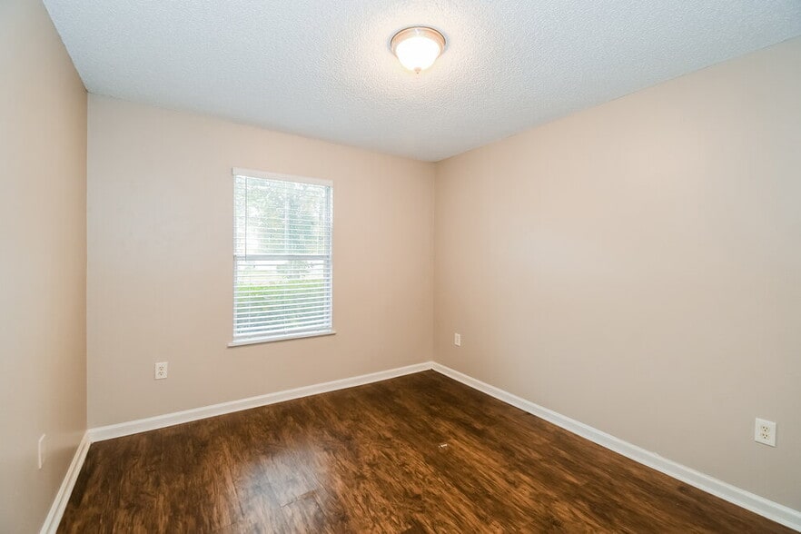 Building Photo - 2427 Brian Lakes Dr E