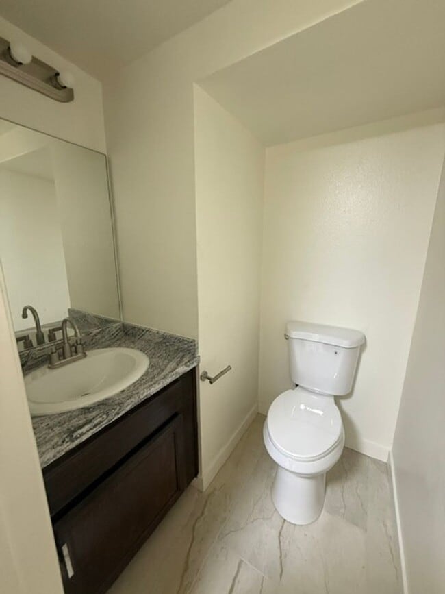 Building Photo - BEAUTIFUL 2STORY - 3DEBS 2 1/2 BATHS