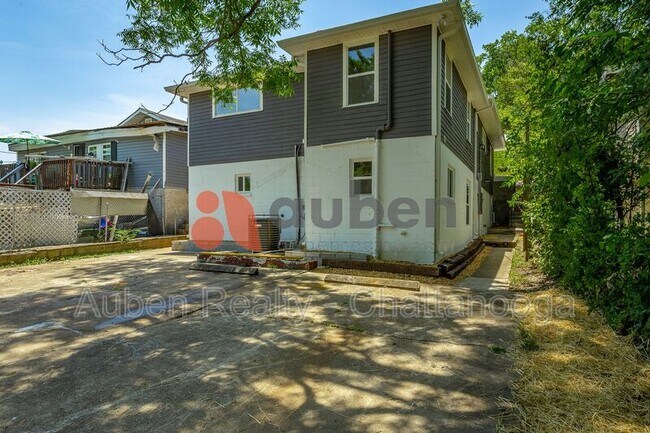 Building Photo - 1813 E 4th St