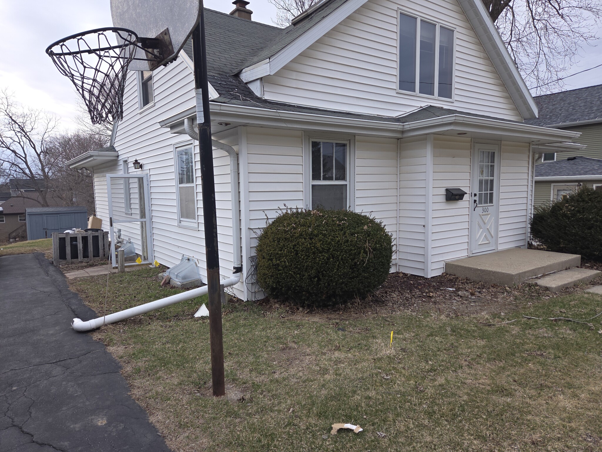 Building Photo - 300 N Hickory St