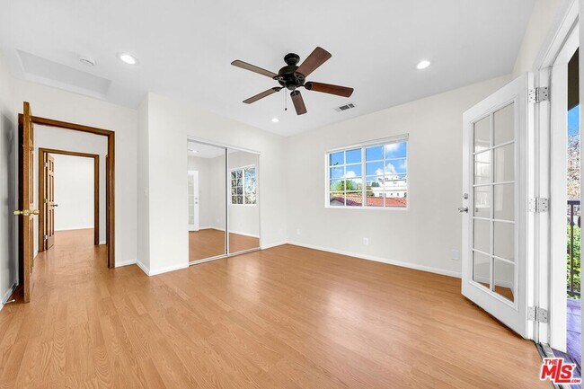 Building Photo - 743 N Las Palmas Ave