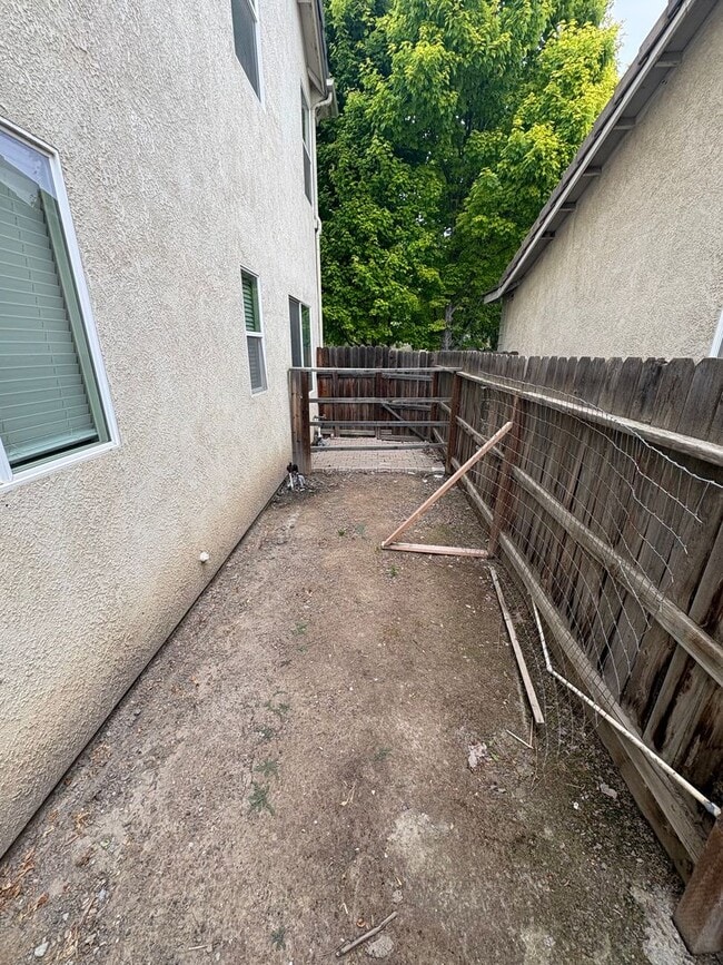 Building Photo - Spacious NW Visalia home Near Shopping Center Available Now!