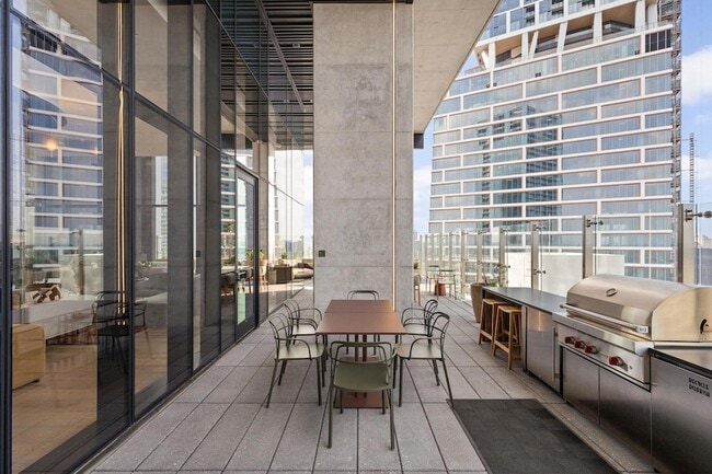 Building Photo - 610 Davis St