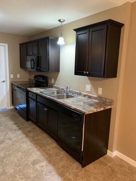 Open-concept kitchen with all the appliances, and plenty of storage - 967 1st st se