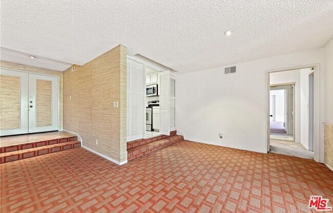 Building Photo - 321 N Oakhurst Dr