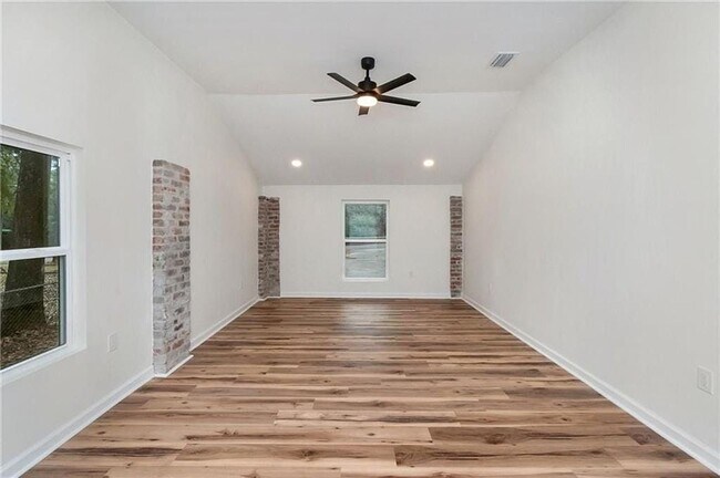 Building Photo - 421 McQueen Ave