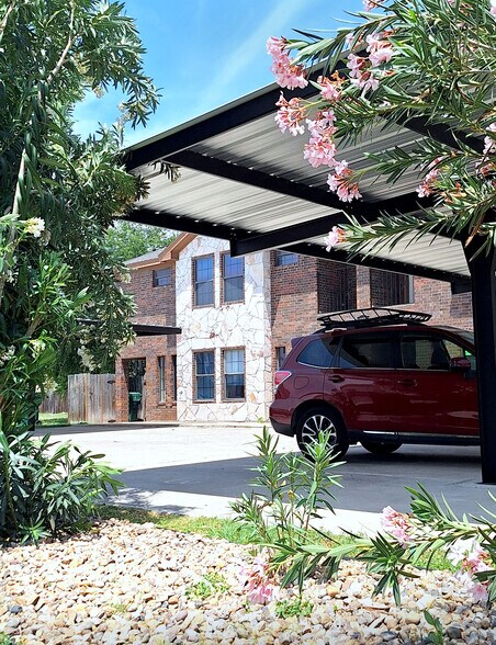 Building Photo - 1402 W Kiwi Ave