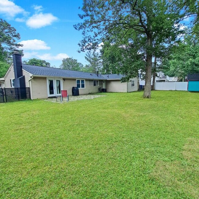 Building Photo - Lovely One Level Rambler on Cul-De-Sac, La...