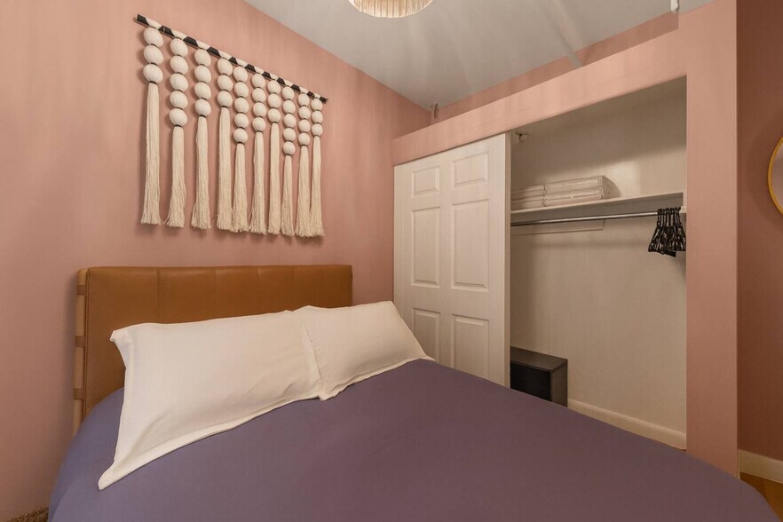 Building Photo - 156 W 15th St