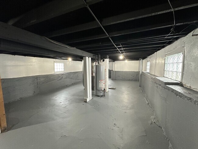 Building Photo - Welcome Home! ***Mobility Area***