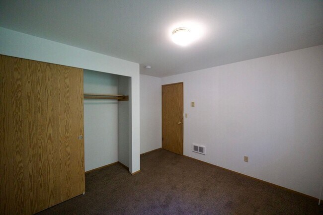 Building Photo - Spacious Townhome with Private Yard Near Lake Stevens!!