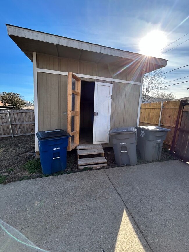 Building Photo - An unbeatable location that offers both convenience and luxury.