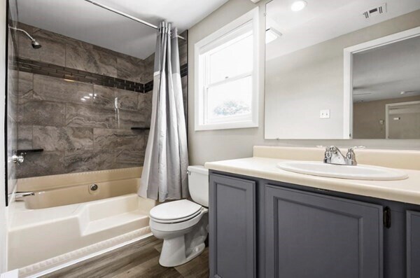 Building Photo - 25 Carver St