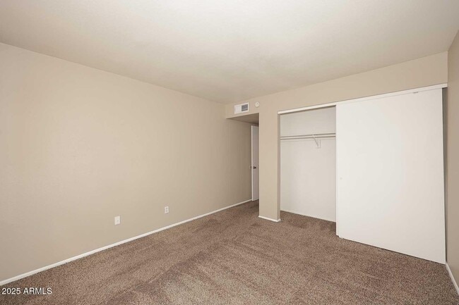 Building Photo - 944 S Valencia