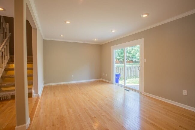 Building Photo - Stunning 3 BR/3 BA EOG Townhome in Columbia!