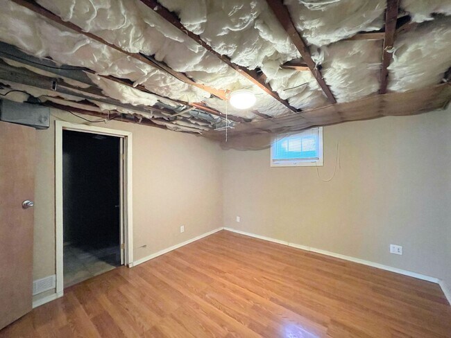 Building Photo - Spacious 3 bedroom home with finished base...
