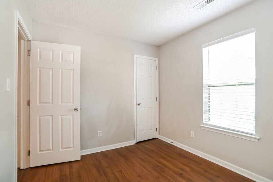 Building Photo - 9928 Peppermint Ln