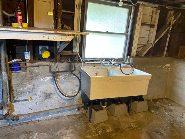 Laundry area in basement - 165 Colon Ave