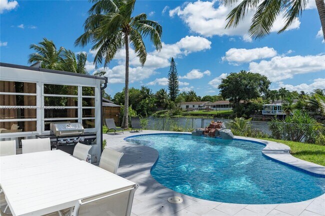 Building Photo - 390 NW 40th St