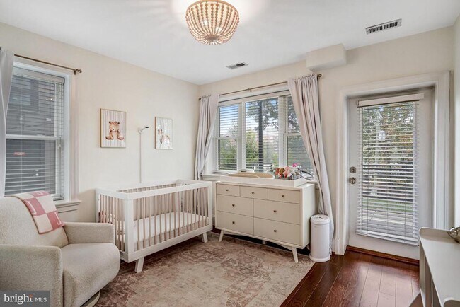 Building Photo - 3937 Davis Pl NW