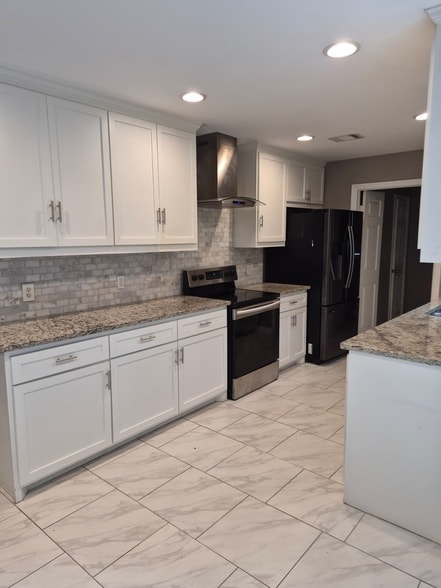 Building Photo - 15735 Munson Ln