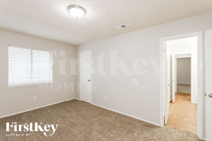Building Photo - 13323 Oak Ledge Dr