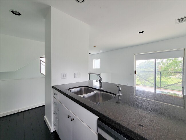 Building Photo - 2605 Calumet St