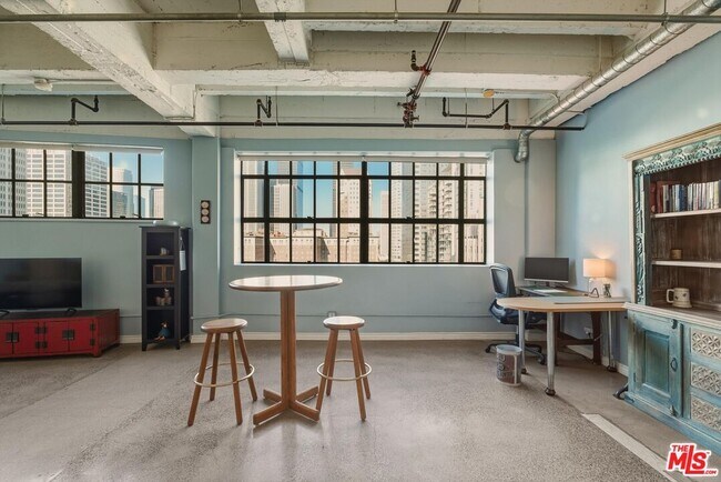 Building Photo - 312 W 5th St