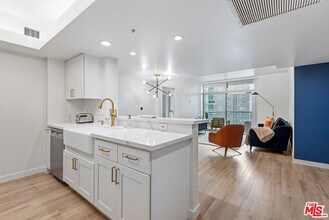 Building Photo - 13700 Marina Pointe Dr