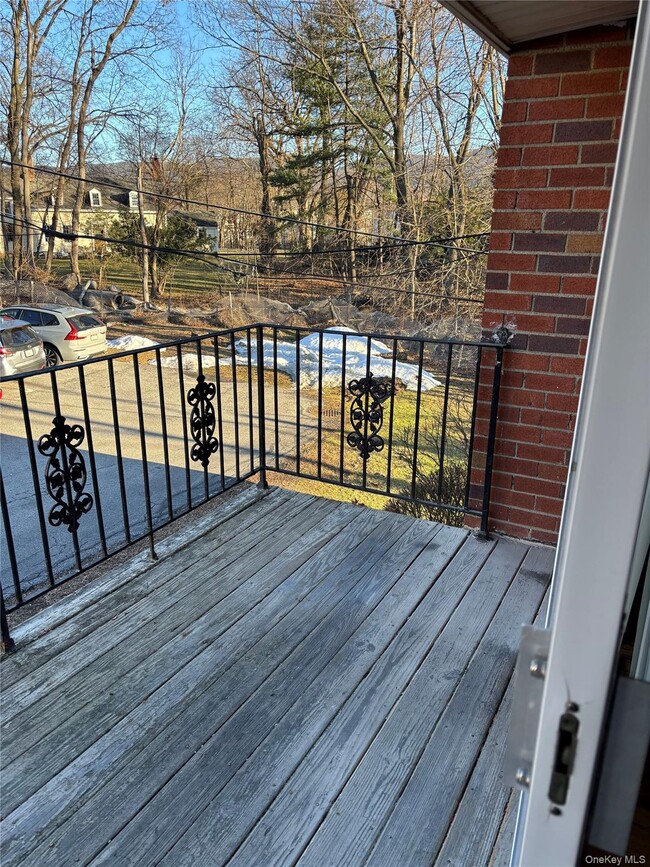 Building Photo - 8 Colonial Rd