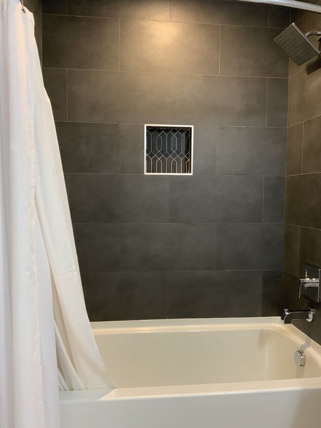Building Photo - charming 3 bedroom, 3 bathroom home locate...