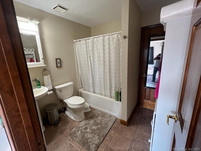 Building Photo - 1302 Summer Hill Dr