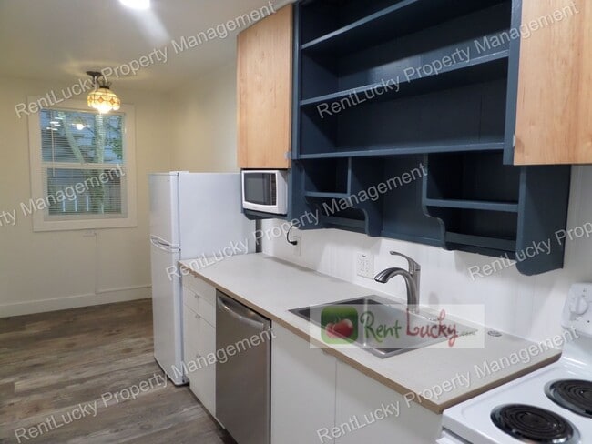 Building Photo - 2110-2116 NE 85th St