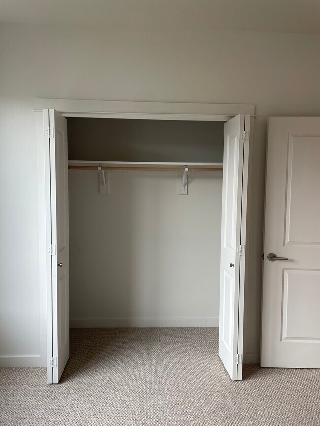 Building Photo - 2221 Willow Dr