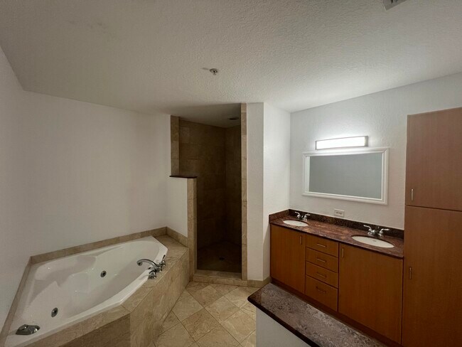 Building Photo - 1610 Presidential Way