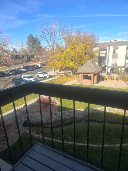 Building Photo - 3150 Lakeside Dr