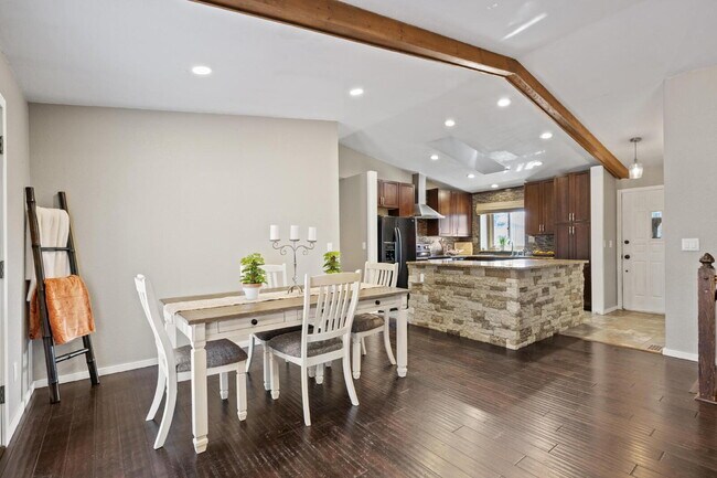 Building Photo - "Spacious 5-Bedroom Haven with 3 Full Bath...
