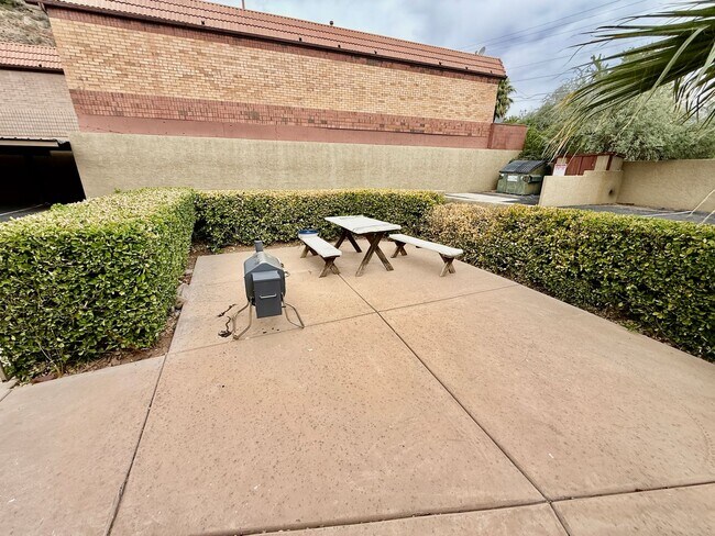 Building Photo - One Bedroom, TWO Bath apartment in Downtow...
