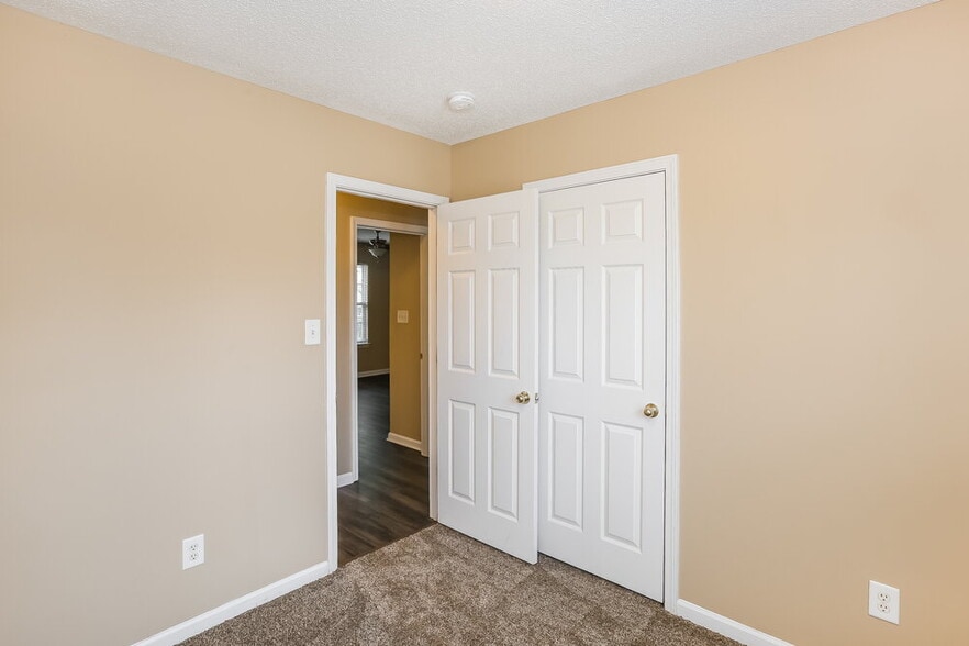 Building Photo - 5900 Hewitt Dr