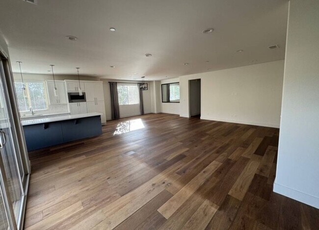 Building Photo - Spacious 3 Bedroom 3 Bath Home