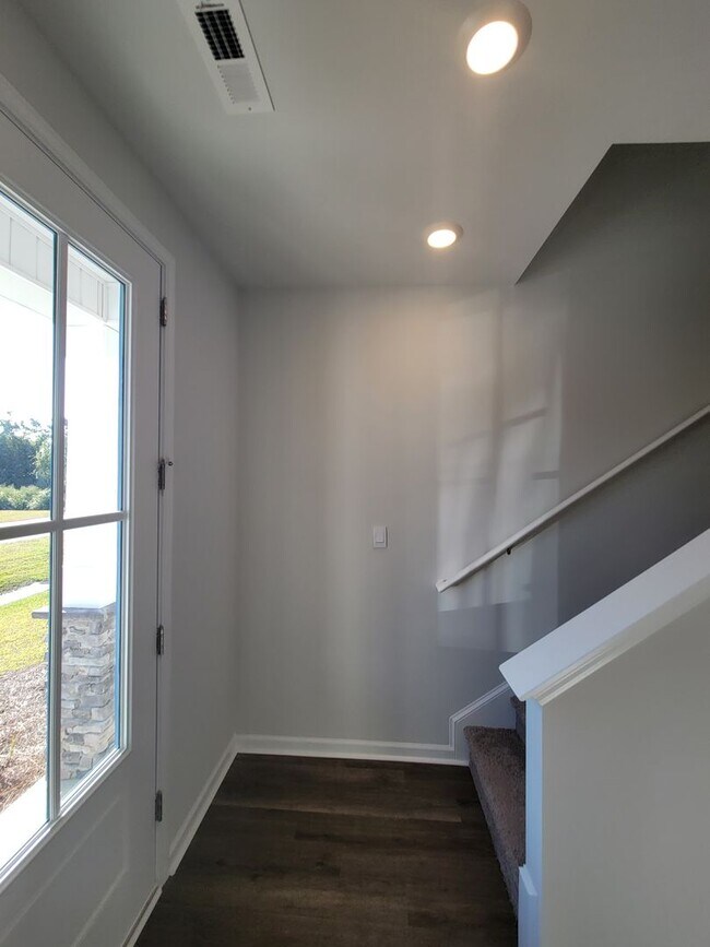 Building Photo - Gorgeous Newer Construction In Sneads Ferry!!