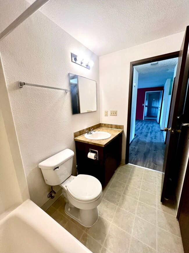 Building Photo - Upper-Floor Unit in Fourplex near Tacoma Mall