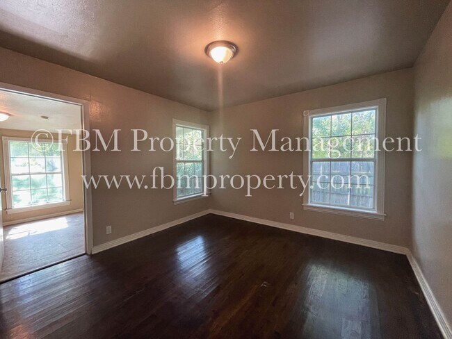 Building Photo - 802 Dunn St