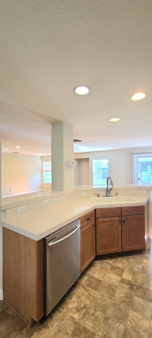 Building Photo - BEAUTIFULLY MAINTAINED SINGLE FAMILY HOME ...