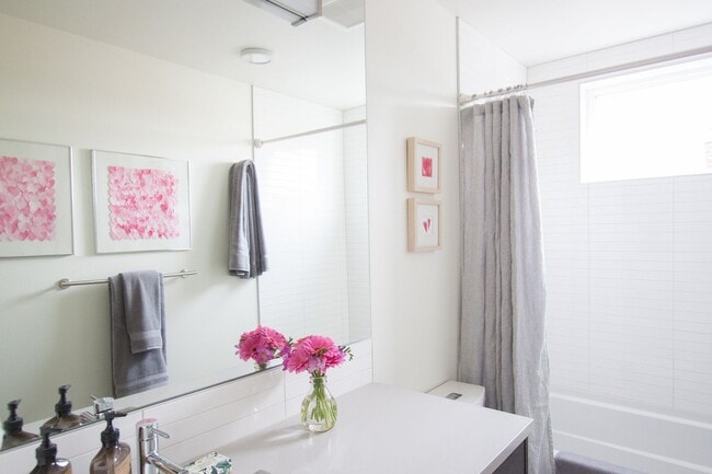 Building Photo - Modern 3-Bedroom Home in North Queen Anne