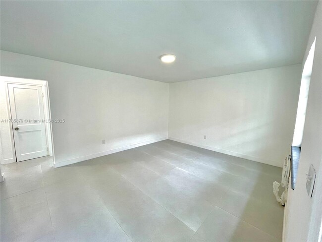Building Photo - 550 SW 10th St
