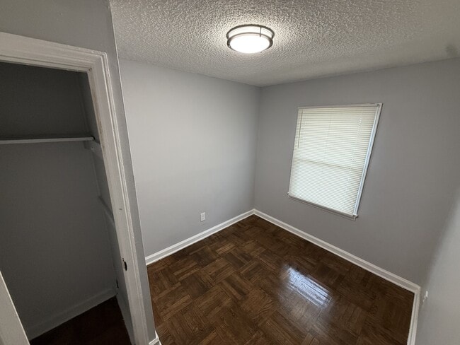 Building Photo - 906 Alcyon Dr