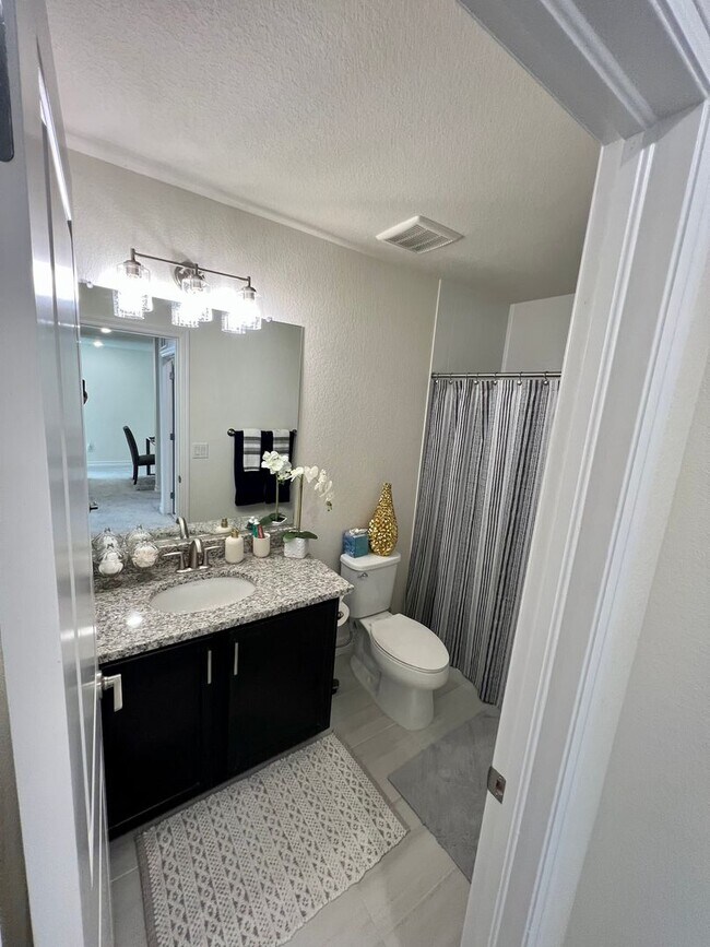 Building Photo - Almost New 3BD 2.5Bath Townhouse