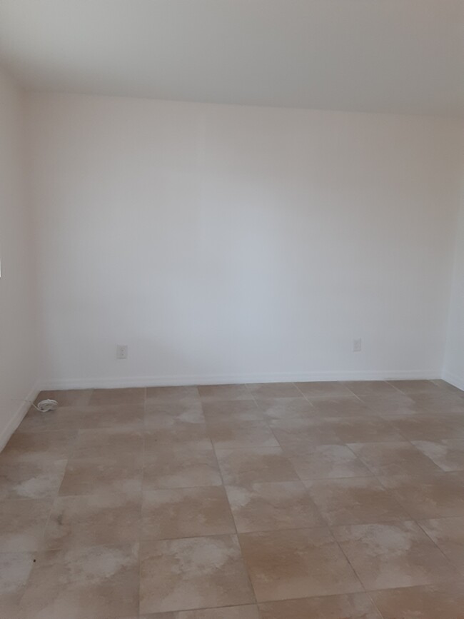 Building Photo - 909 E Lotus Ave