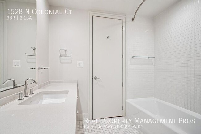 Building Photo - 1528 N Colonial Ct